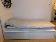 Vit sängram med förvaring 120 cm