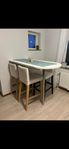 matbord med stolar
