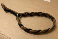 Flätat halsband i skinn, halvstryp. Strl ca 45-55 cm.