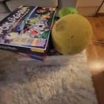 Låda med leksaker och spel