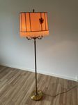 Golvlampa med skärm