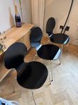 3 svarta stolar i Myran-stil