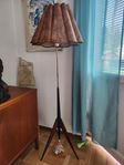 Golvlampa teak och mässing