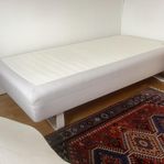 Säng +sänbord