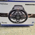 Thrustmaster racing-kit med ratt och pedaler.
