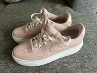 Nike W court vision dam snekers.