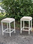 2 gustavianska pall med tyg i linne