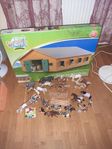 Schleich hästar med tillbehör och Kids Globe stall
