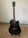 Gitarr Yamaha med väska, hållare och tillbehör