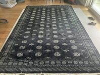 stor svart orientmatta 