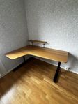 Snyggt och stabilt hörnskrivbord från IKEA
