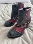 Färgglada boots med klack strl. 35