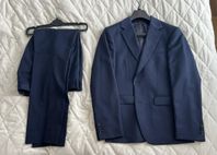Mörkblå kostym från Dressmann, strl 46 short
