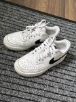 Nike skor vita 36