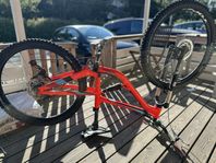 Downhill-cykel i behov av kärlek!