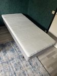 Säng 90cm + bäddmadrass i utmärkt skick