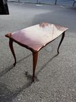 Vackert vintage sidobord i klassisk stil