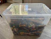 13,7 kg blandat LEGO, figurer, bilar, båtar & instruktioner