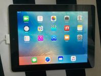 äldre iPad med laddare 11,8 tum