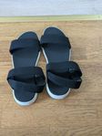 Klänningar, toppar, sandaler 