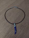 halsband med hajtand blå fin ej köppa ute