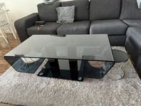 Glasbord med två pallar