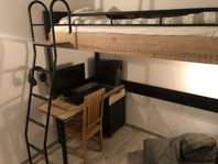 Stabil loftsäng + hurts – 90×190 cm inkl. resårmadrass