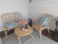 soffa, bord och fåtölj.