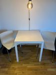 2x stolar och 1x bord (ikea) till säljes. 
