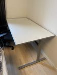 Skrivbord och gamingstol