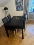 Svart träbord + fyra gråa stolar i tyg
