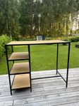 Högt bord med hyllplan