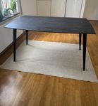 Stilrent matbord