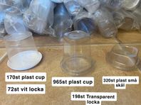 olika plastmuggar, bägare med locka