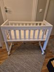 Troll Bedside Crib – vit, på hjul