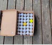 35 stycken blandande golfbollar 