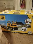 CAT Lastmaskin foot-to-floor tramptraktor