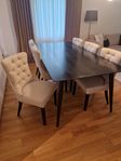 Matgrupp – Svart bord + 6 beige stolar "Estelle" från MIO