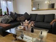 Stilren soffgrupp i mörkgrått tyg + fåtölj