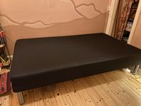 Hård 120 cm säng med ben