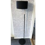 Svart golvlampa med skärm, retro IKEA ”Ledet” 2011