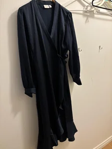 vila mörkblå omlottklänning