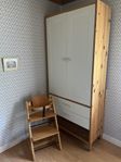 Skåp/garderob och TrippTrapp stol