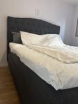 Kingsize-säng med memory foam, hög kvalitet, svart tyg