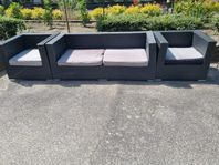 Loungegrupp i svart konstrotting