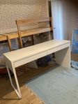 vitt skrivbord från IKEA. 