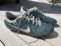 Fotbollsskor för konstgräs