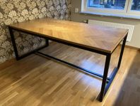 köksbord ek fiskbensmönstrat