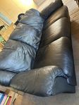 Svart skinnsoffa 3 + 2