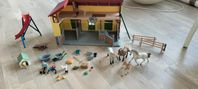 Schleich stall med tillbehör inkl. 4 Schleich hästar 